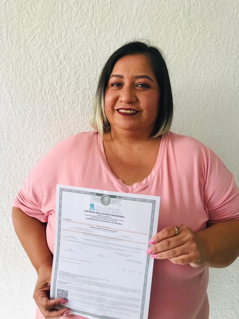 Img 3 Alumna con certificado de bachillerato